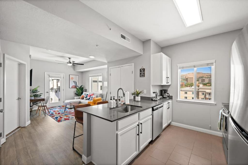 Charming Downtown Getaway Apartment *