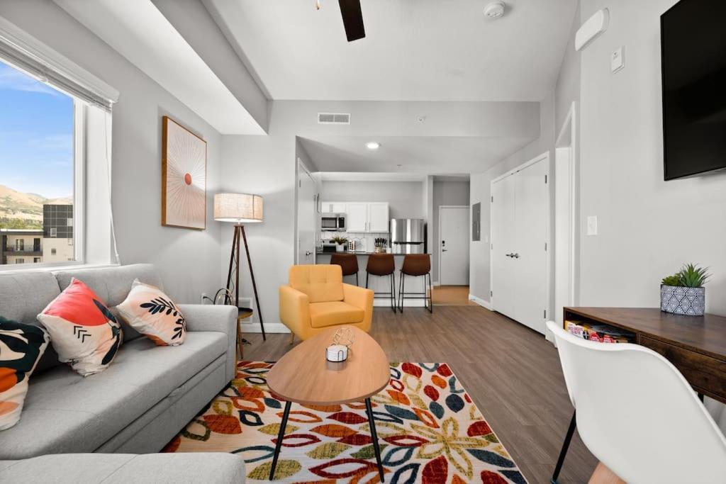 Apartment Charming Downtown Getaway *